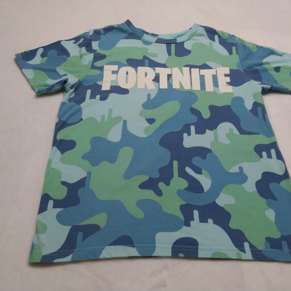 Fortnite tee shirt boys large